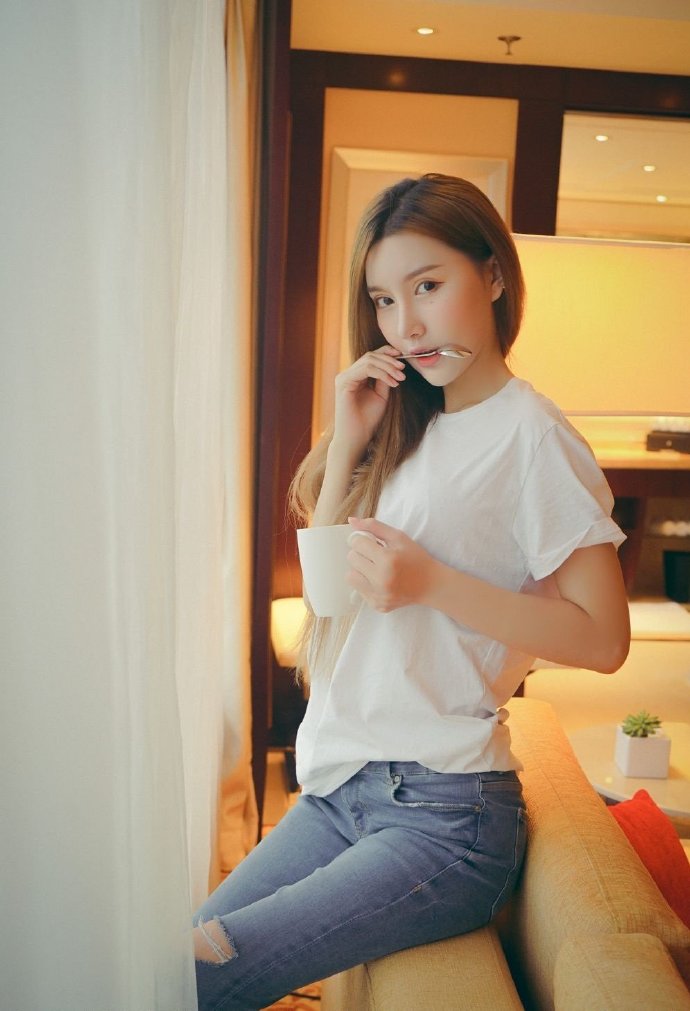 清纯小美女小露蛮腰图片 5