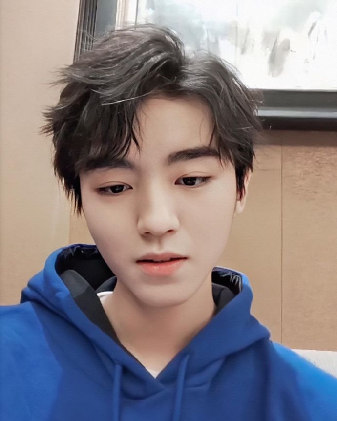 四川男明星王俊凯自拍照图片 2
