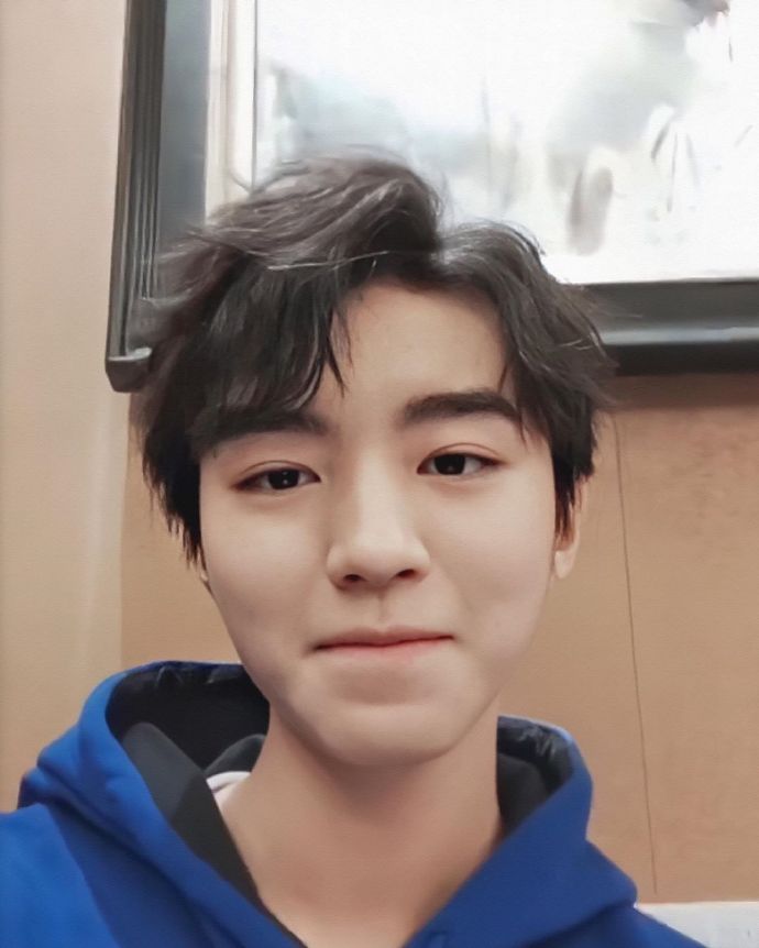 四川男明星王俊凯自拍照图片 5
