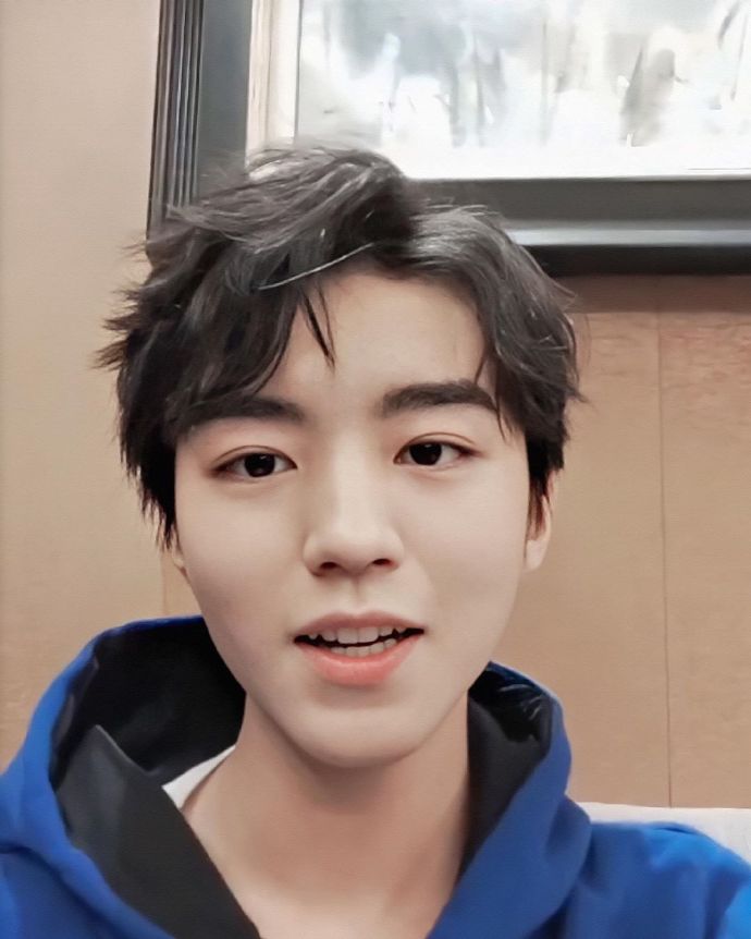 四川男明星王俊凯自拍照图片 8