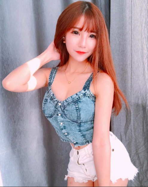 长发少女抹胸衣露酥胸诱惑图片 9