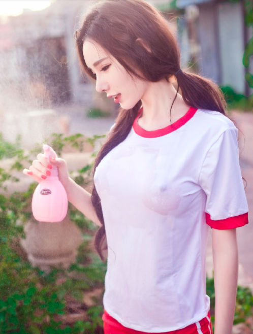 性感的扎双马尾清新女神湿身诱惑图片 3