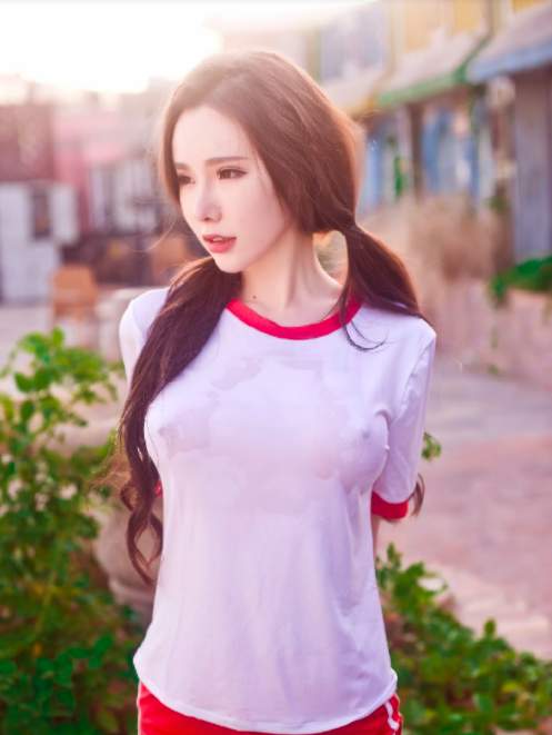性感的扎双马尾清新女神湿身诱惑图片 5