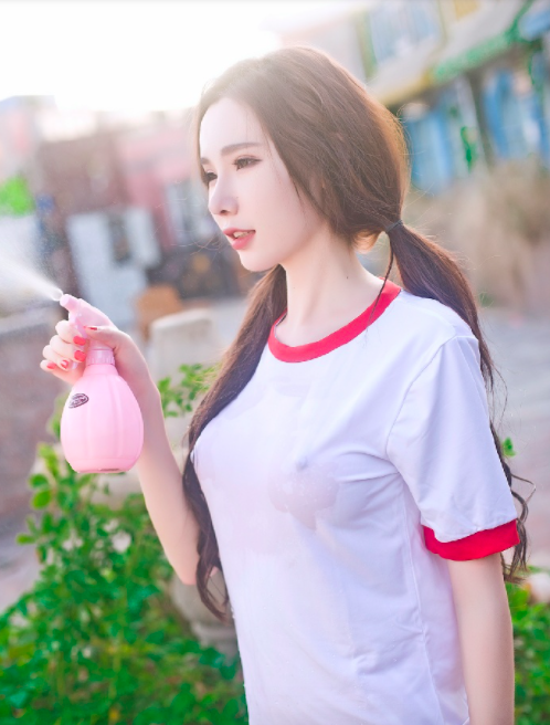 性感的扎双马尾清新女神湿身诱惑图片 6