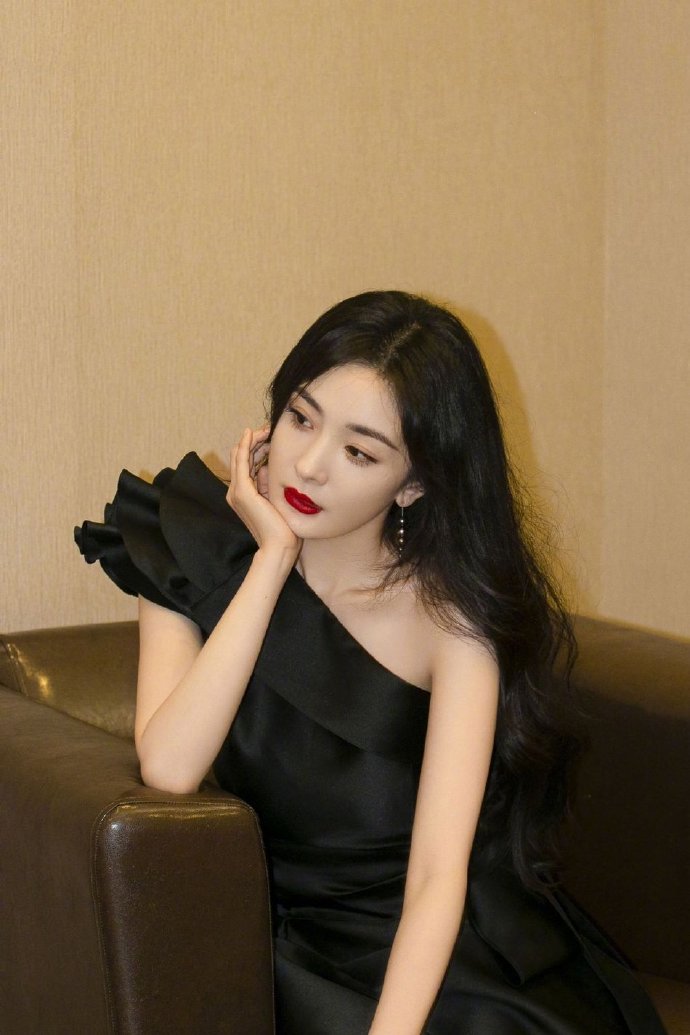 气质女星杨幂黑色斜肩连衣裙搭配长卷发与红唇十分性感 2