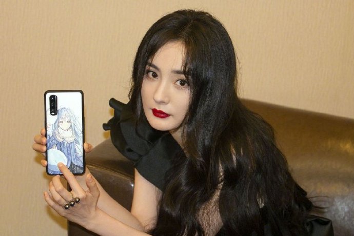 气质女星杨幂黑色斜肩连衣裙搭配长卷发与红唇十分性感 4