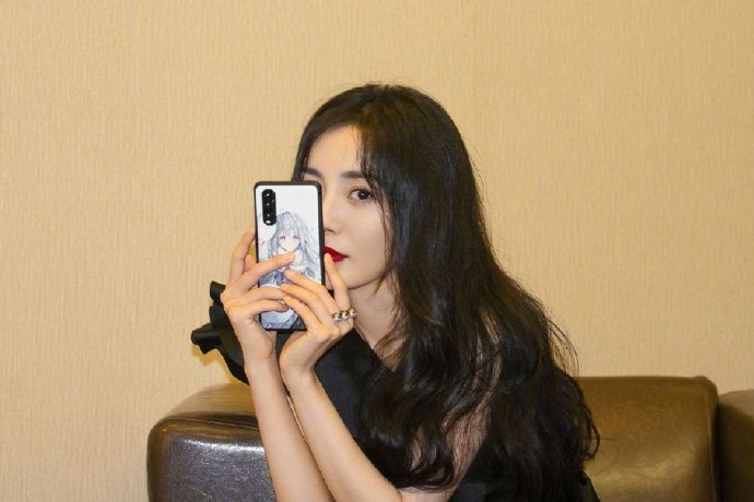 气质女星杨幂黑色斜肩连衣裙搭配长卷发与红唇十分性感 6