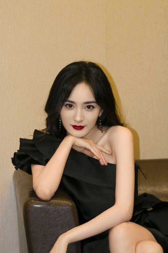 气质女星杨幂黑色斜肩连衣裙搭配长卷发与红唇十分性感 9