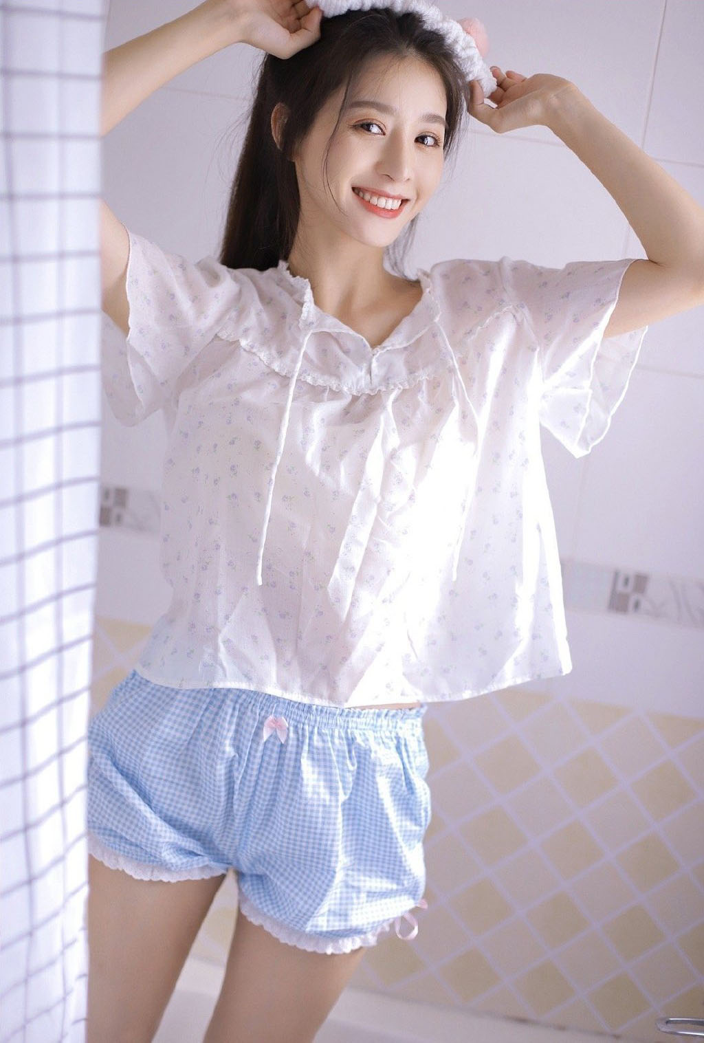 可爱丸子头美女纤纤玉腿诱人美图 2