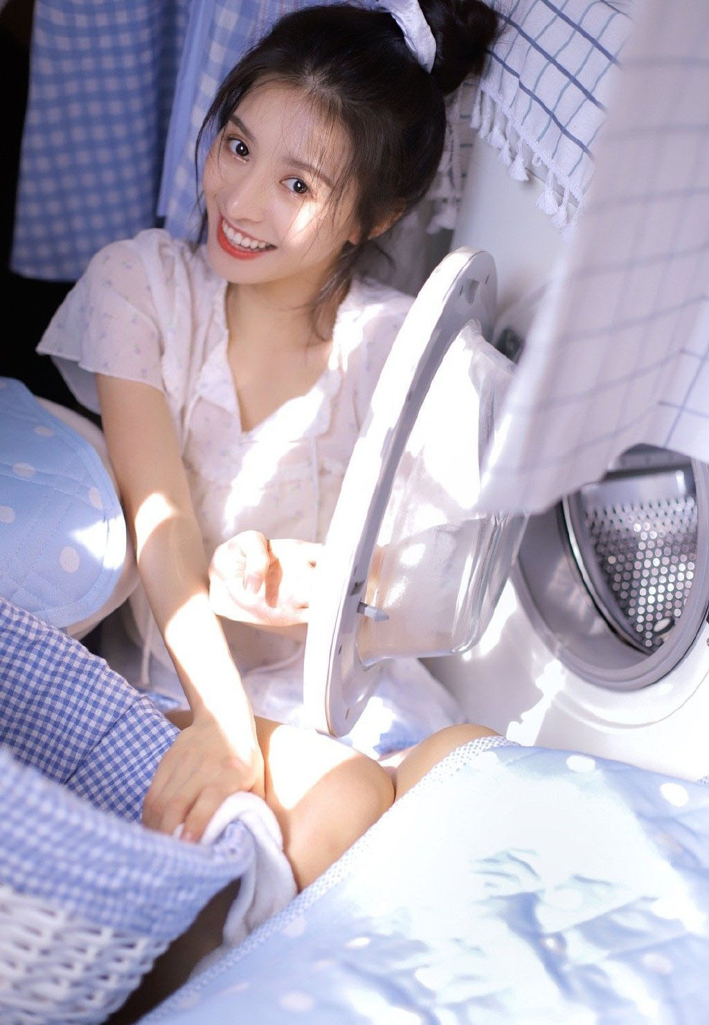 可爱丸子头美女纤纤玉腿诱人美图 3