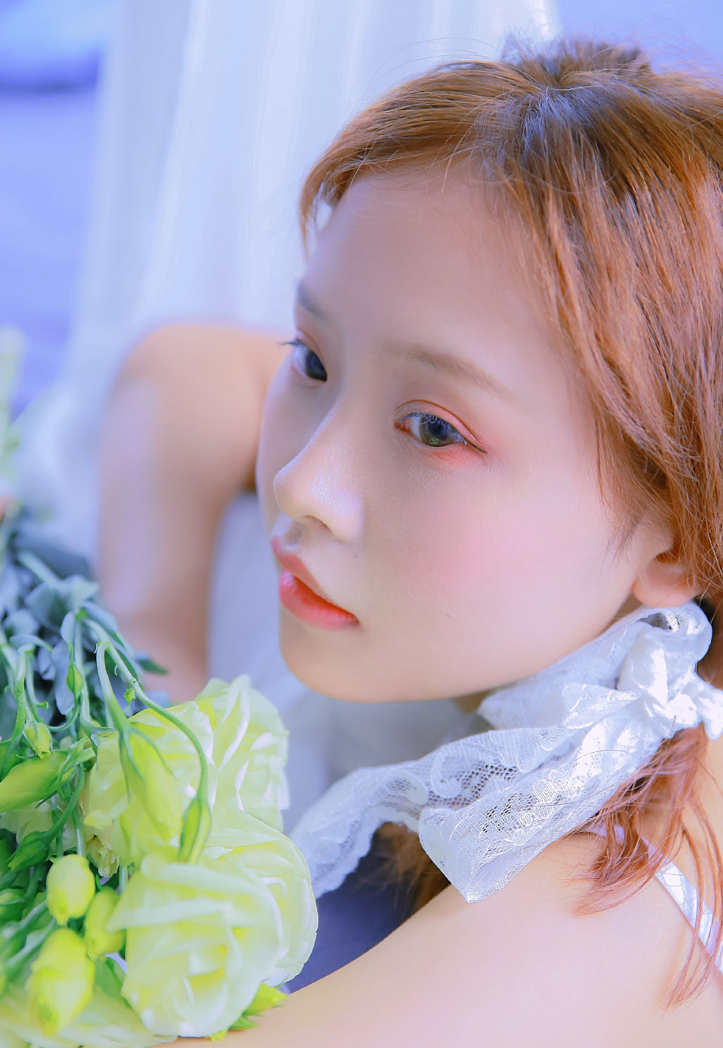 窈窕美女吊带裙性感丰满诱人写真 5
