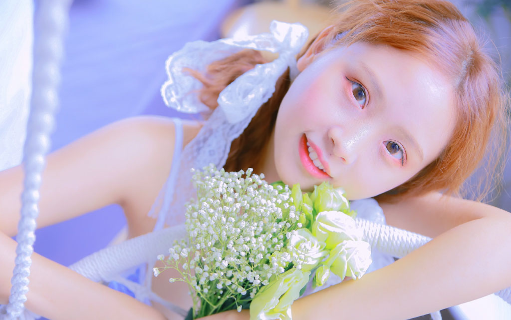 窈窕美女吊带裙性感丰满诱人写真 6