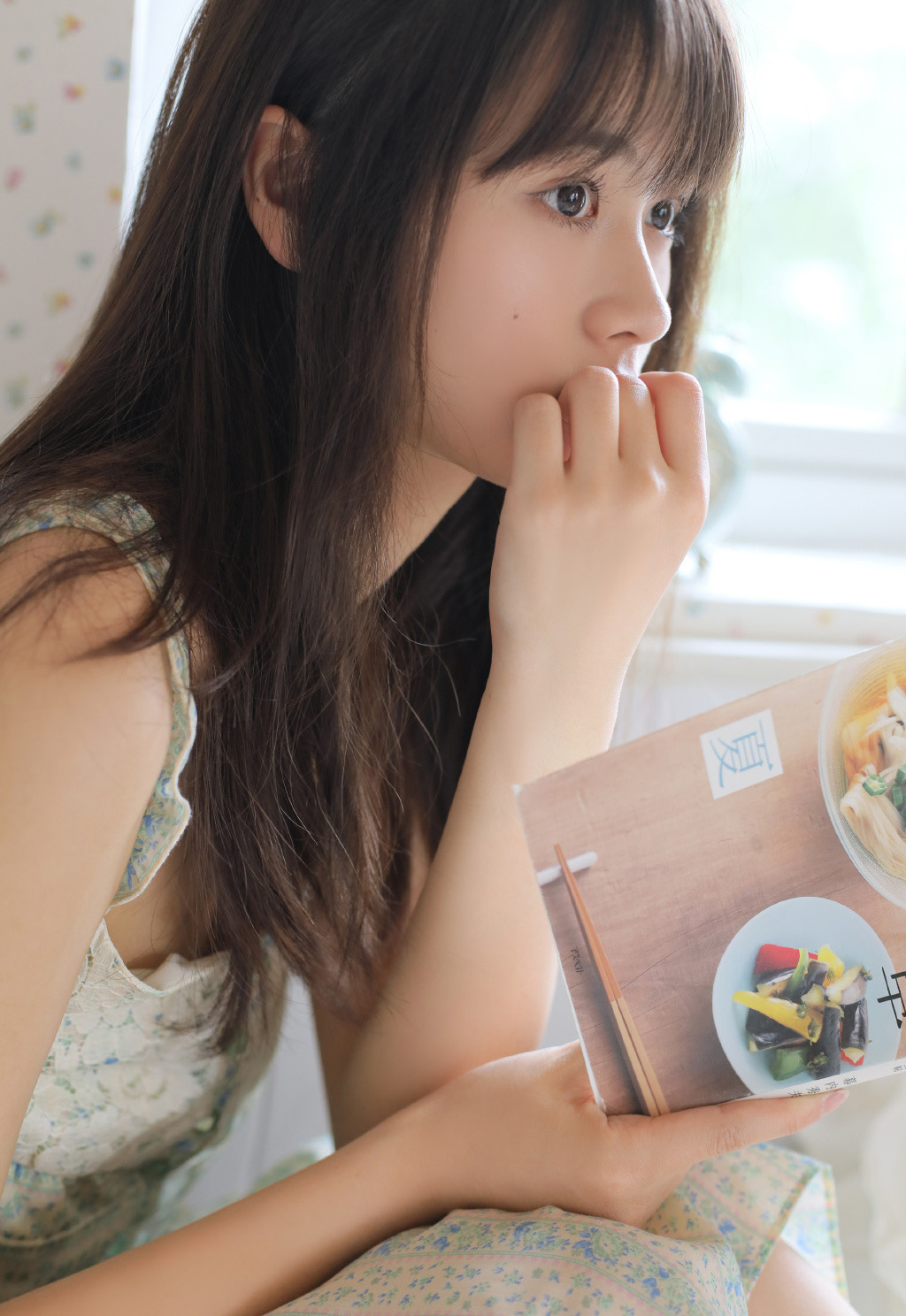 慵懒迷人美女在床上写真 2