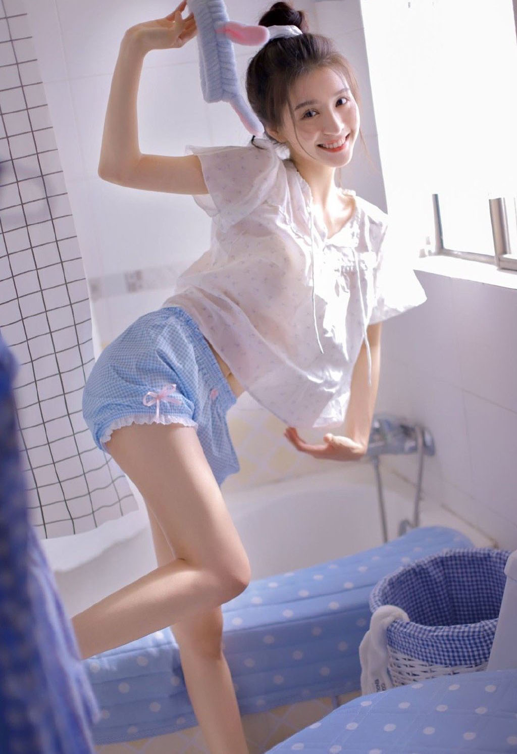 可爱丸子头美女纤纤玉腿诱人美图 6