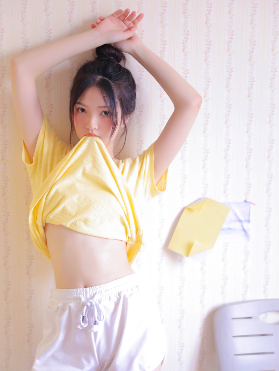 牛奶肌肤白嫩美女性感大长腿诱惑美图 4