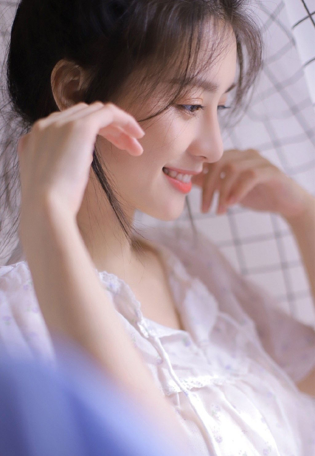可爱丸子头美女纤纤玉腿诱人美图 7