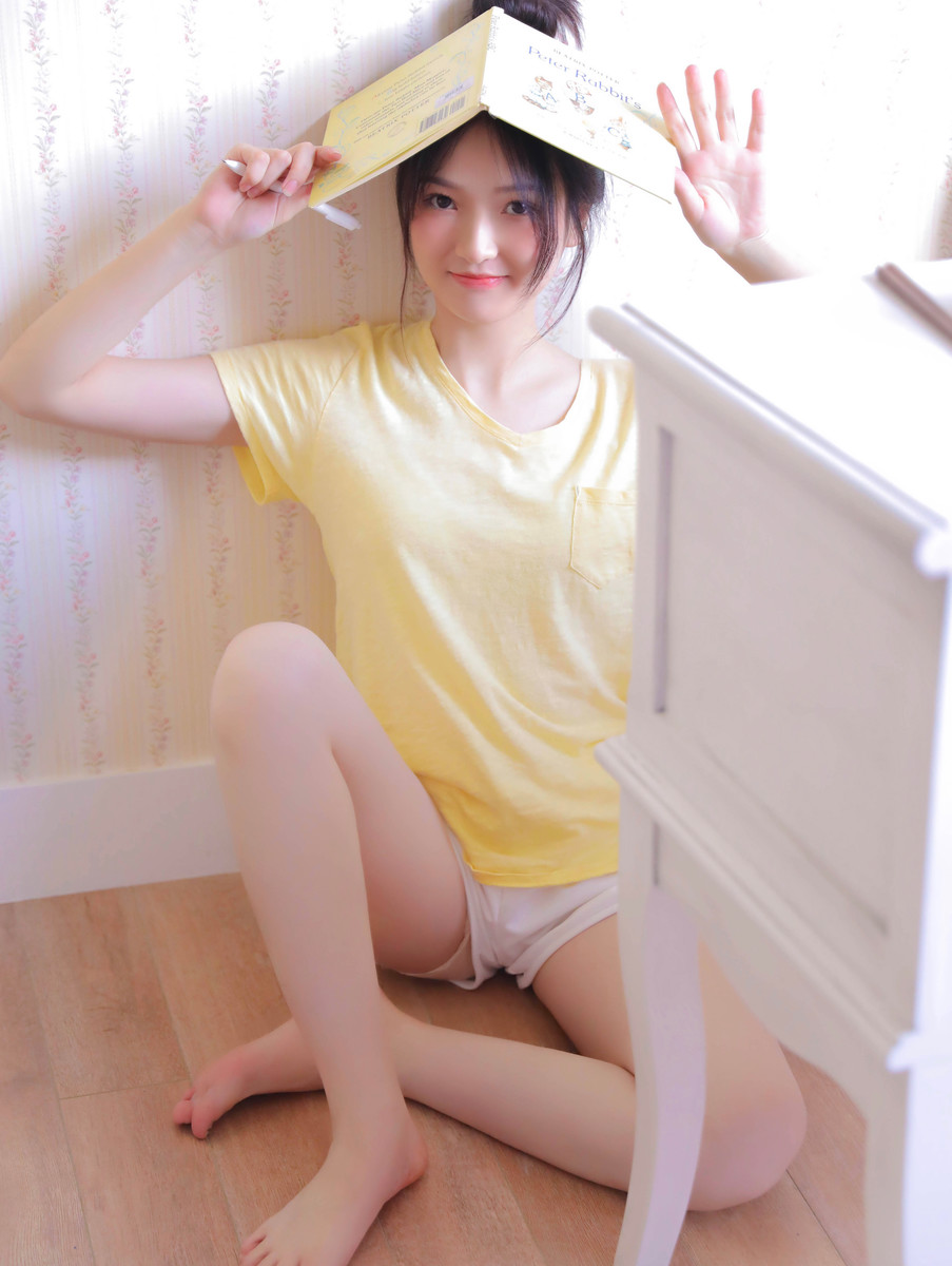 牛奶肌肤白嫩美女性感大长腿诱惑美图 5