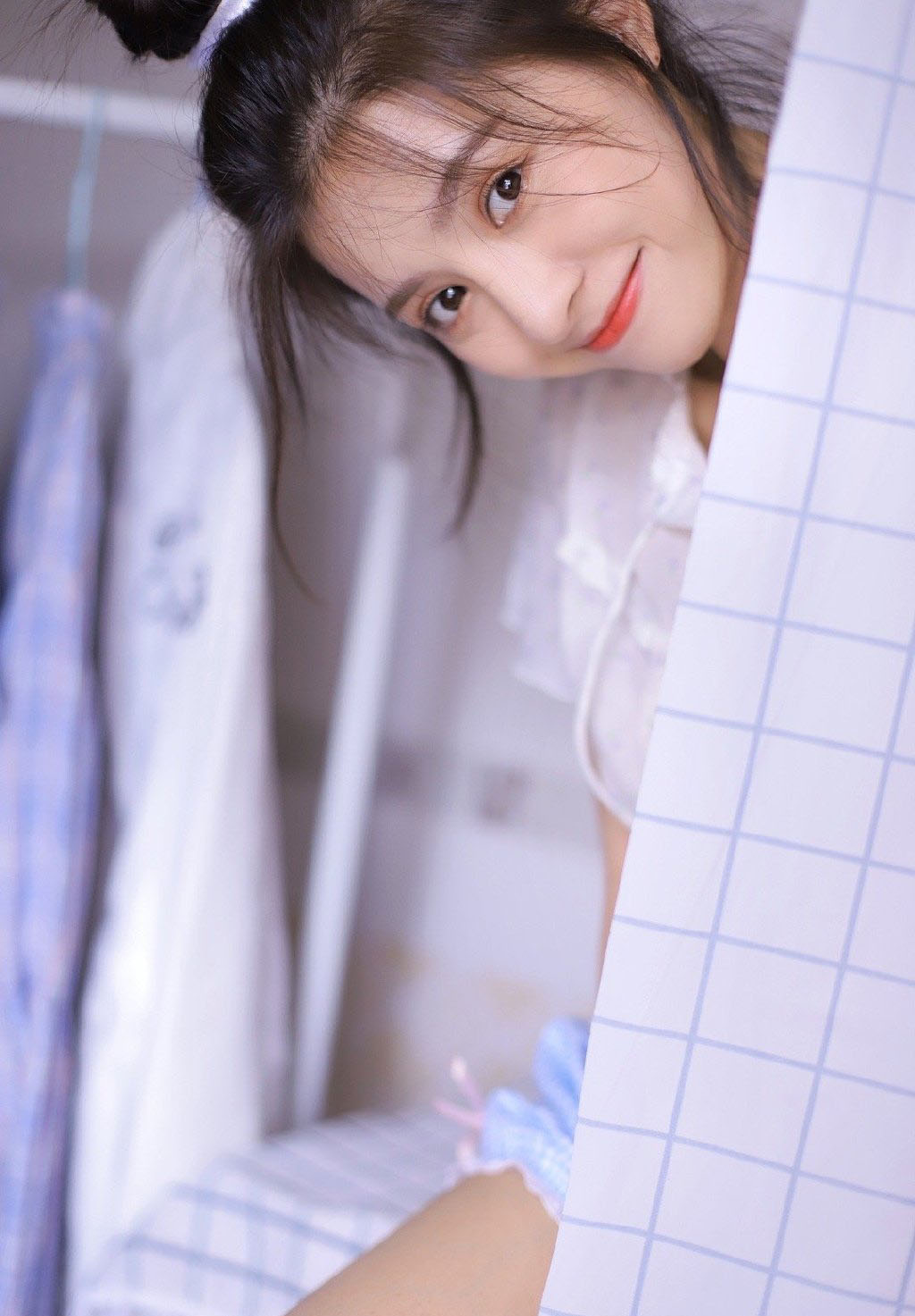 可爱丸子头美女纤纤玉腿诱人美图 8