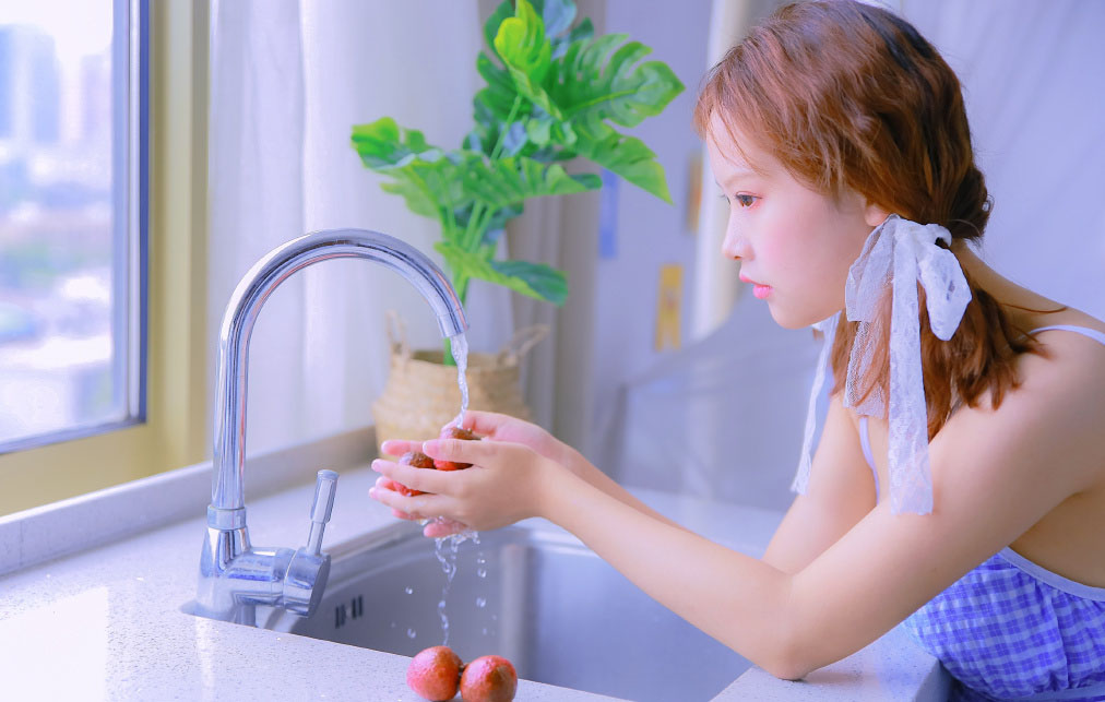 窈窕美女吊带裙性感丰满诱人写真 9