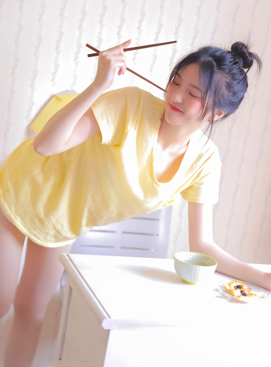 牛奶肌肤白嫩美女性感大长腿诱惑美图 7