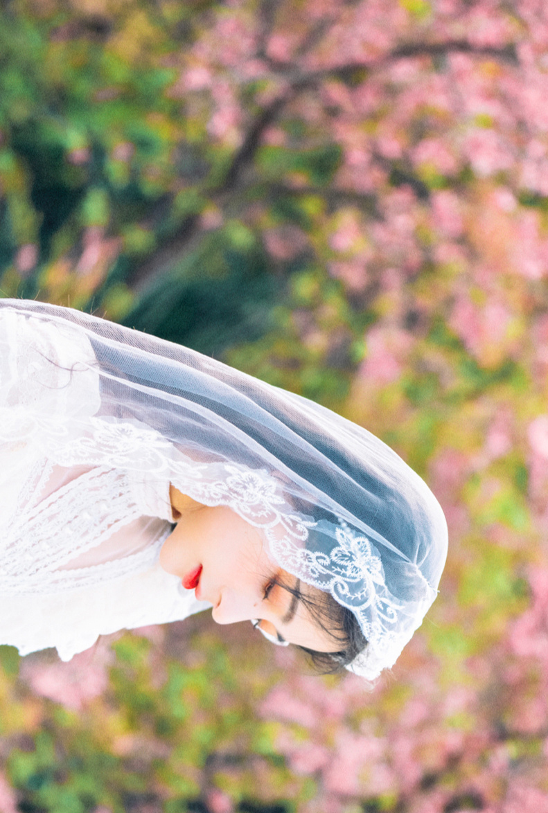 养眼妹子白色宫廷风婚纱裙写真图片 2