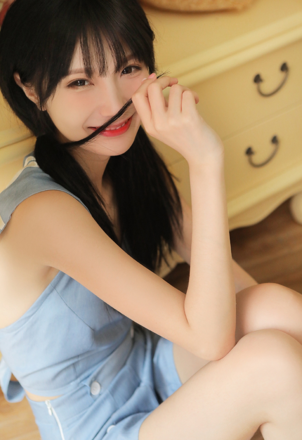 扎双马尾美女性感图片 3