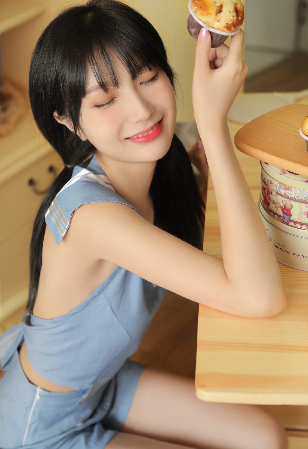 扎双马尾美女性感图片 4