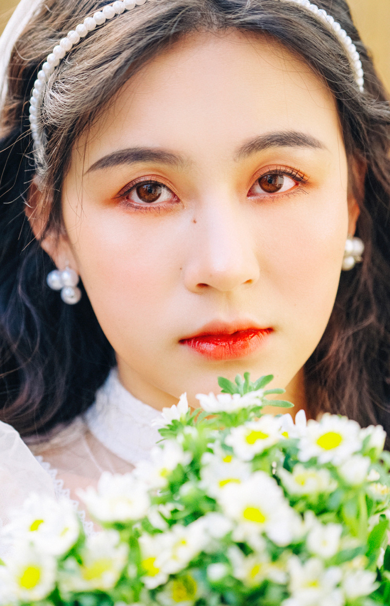 养眼妹子白色宫廷风婚纱裙写真图片 3