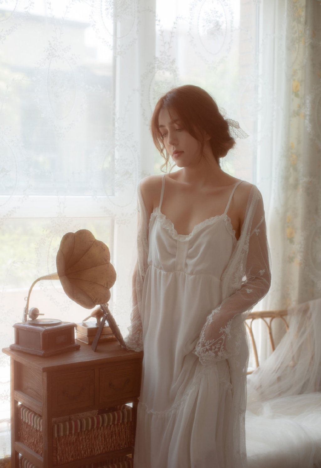 迷人成熟风韵吊带裙美女性感深v诱惑写真 4