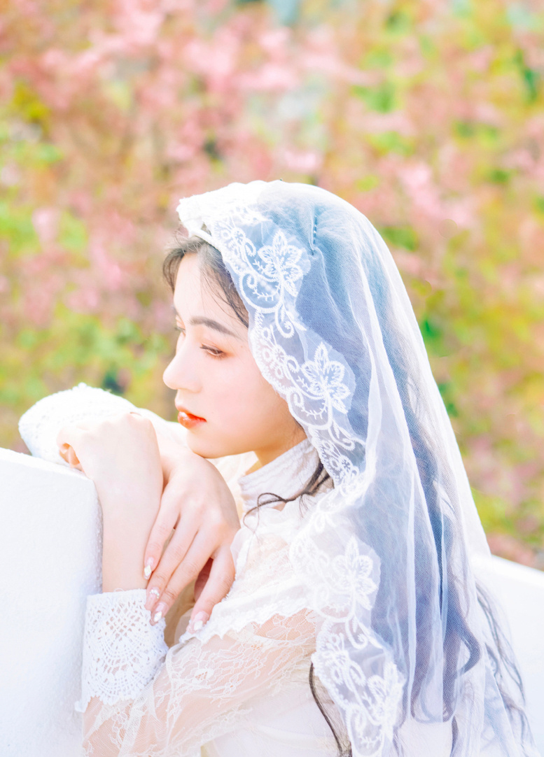 养眼妹子白色宫廷风婚纱裙写真图片 4