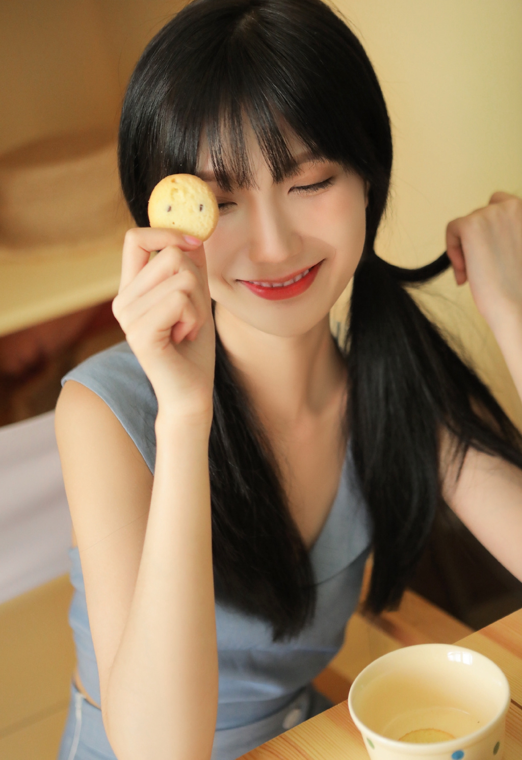 扎双马尾美女性感图片 5