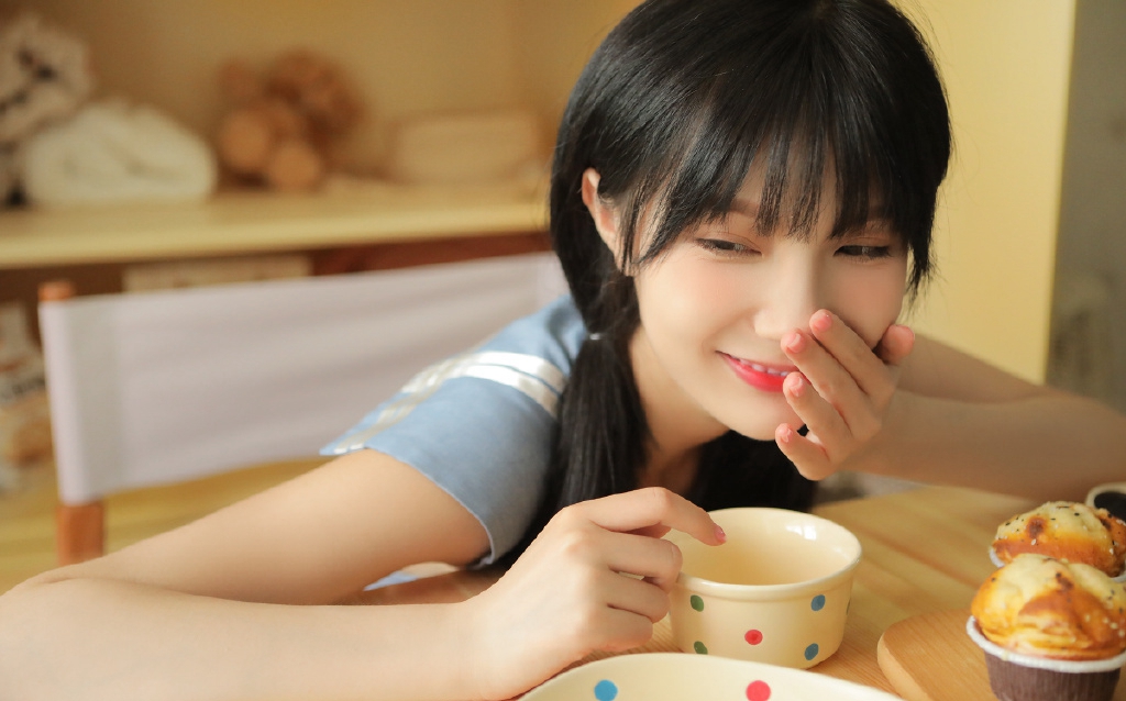 扎双马尾美女性感图片 6