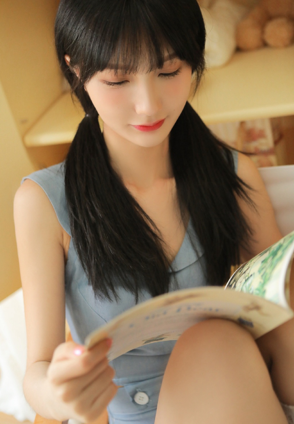 扎双马尾美女性感图片 7