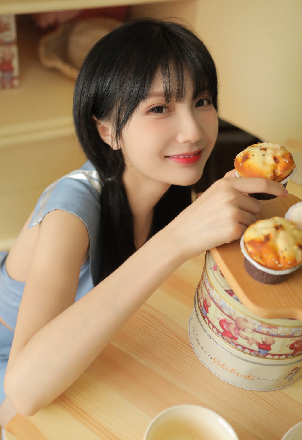 扎双马尾美女性感图片 8