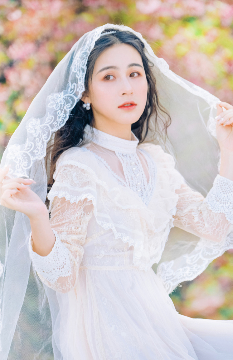 养眼妹子白色宫廷风婚纱裙写真图片 5