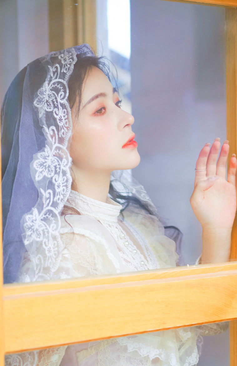 养眼妹子白色宫廷风婚纱裙写真图片 6