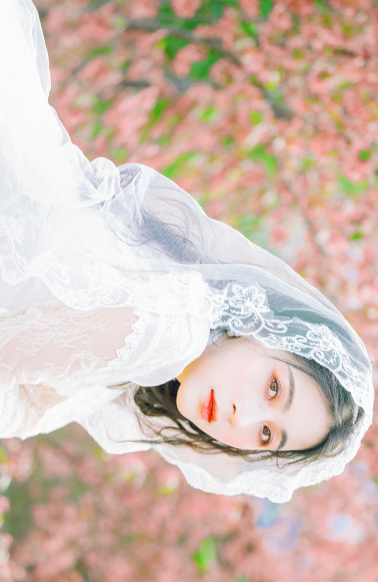 养眼妹子白色宫廷风婚纱裙写真图片 7