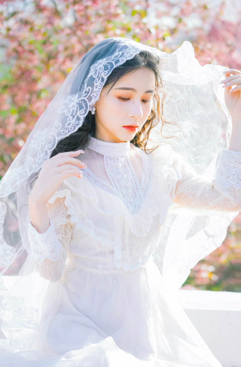 养眼妹子白色宫廷风婚纱裙写真图片 8
