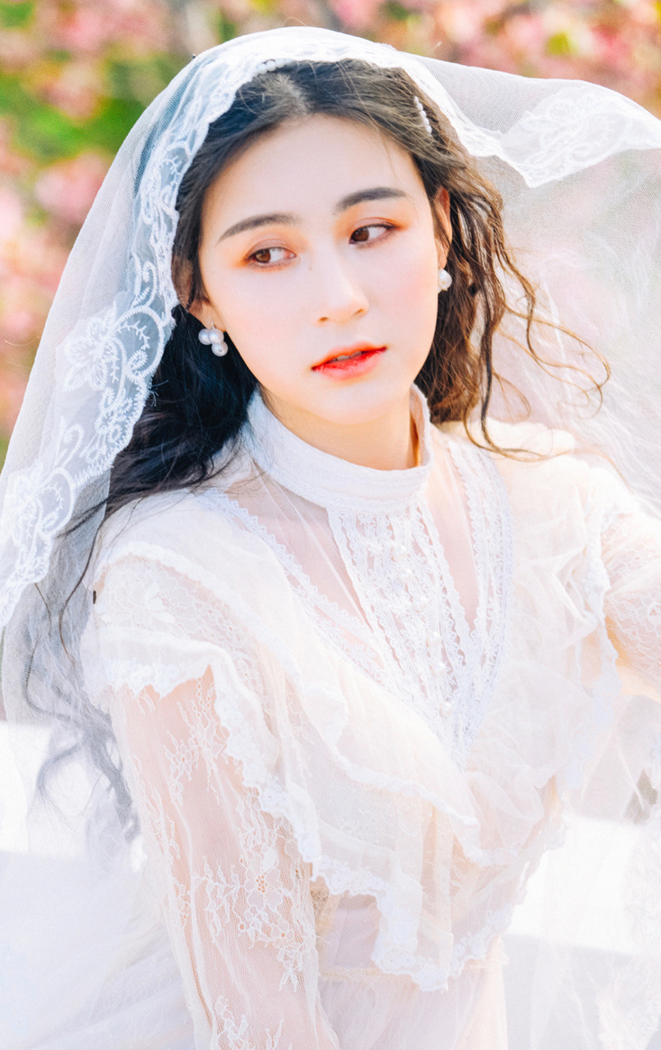 养眼妹子白色宫廷风婚纱裙写真图片 9
