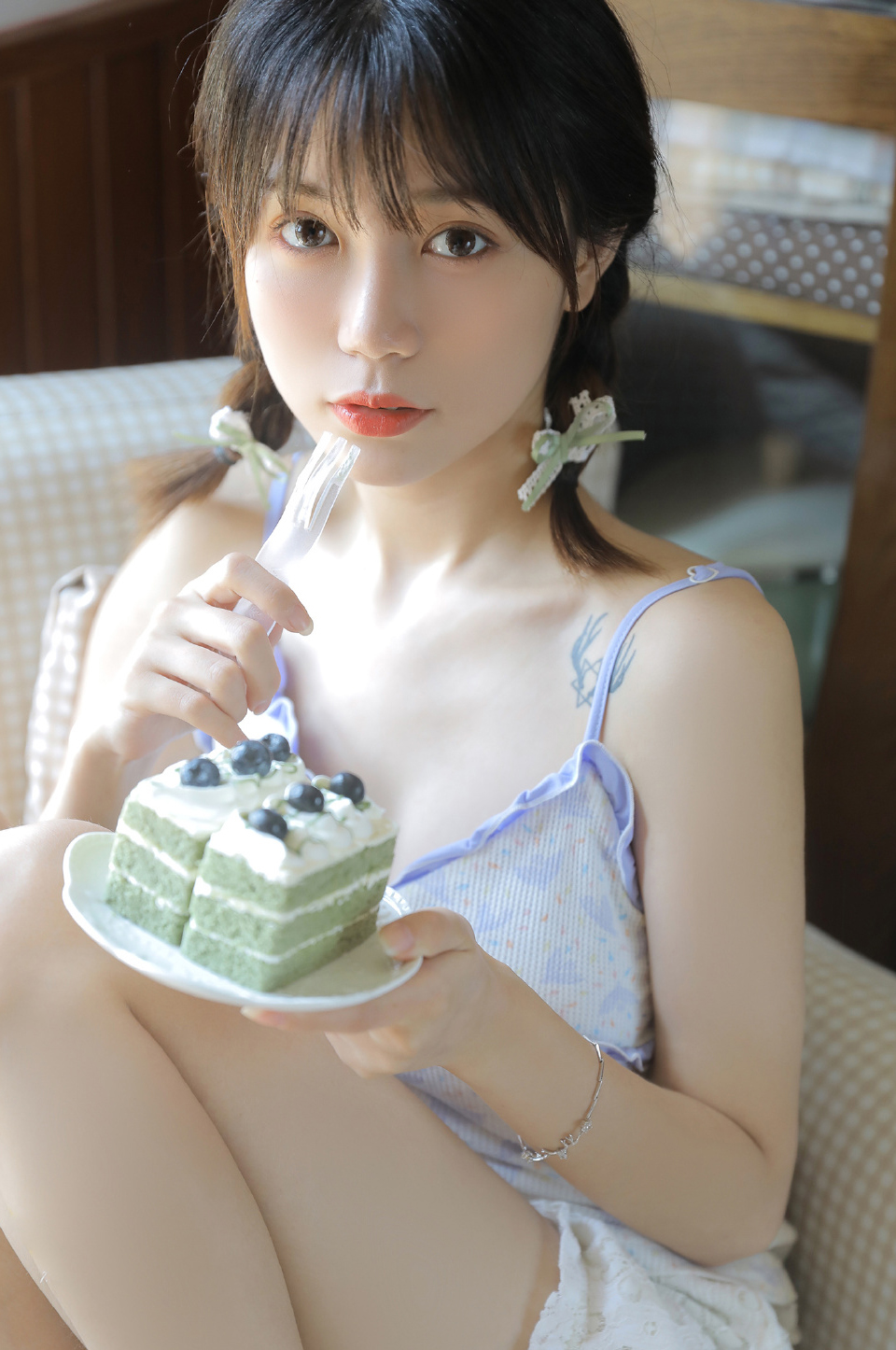 小背心清纯小女生小露蛮腰写真 2