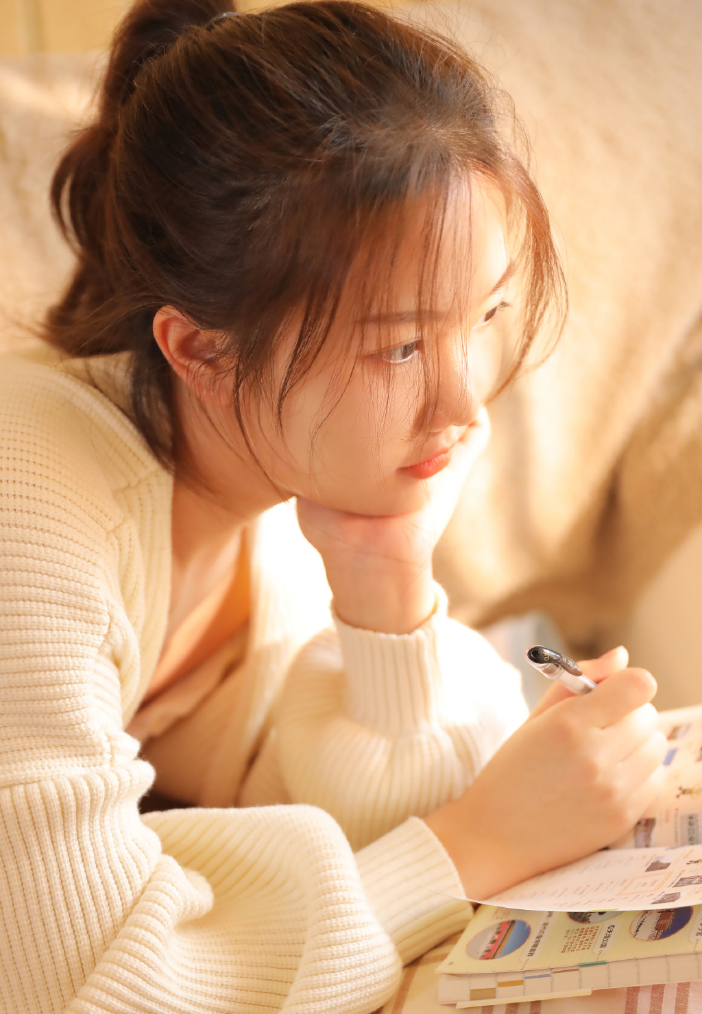 圆脸女生吊带裙性感私房美照 2