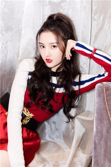 可爱童星双子座女生宋祖儿卷发造型性感红唇图片 2