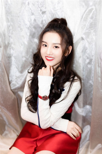 可爱童星双子座女生宋祖儿卷发造型性感红唇图片 3