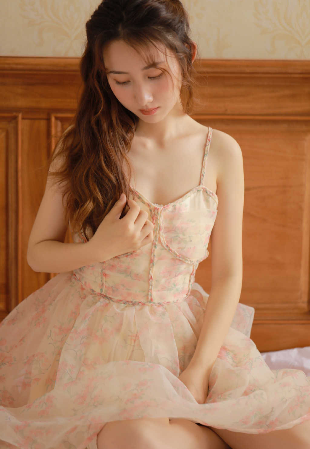 圆脸女生吊带裙性感私房美照 6