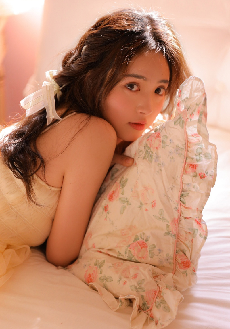 吊带长裙高颜值美女性感迷人写真 2