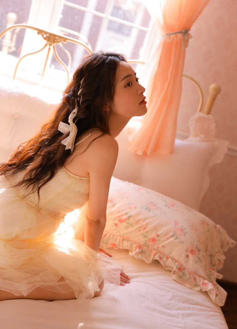 吊带长裙高颜值美女性感迷人写真 4