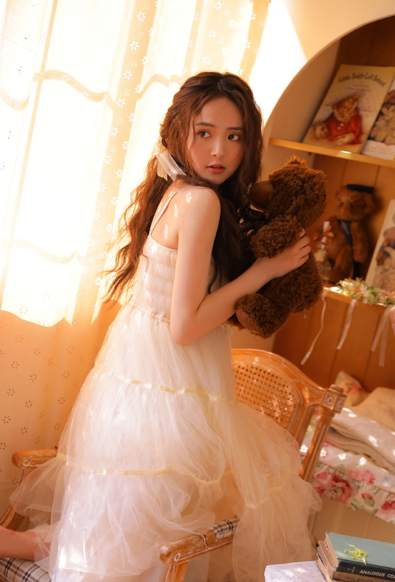 吊带长裙高颜值美女性感迷人写真 5