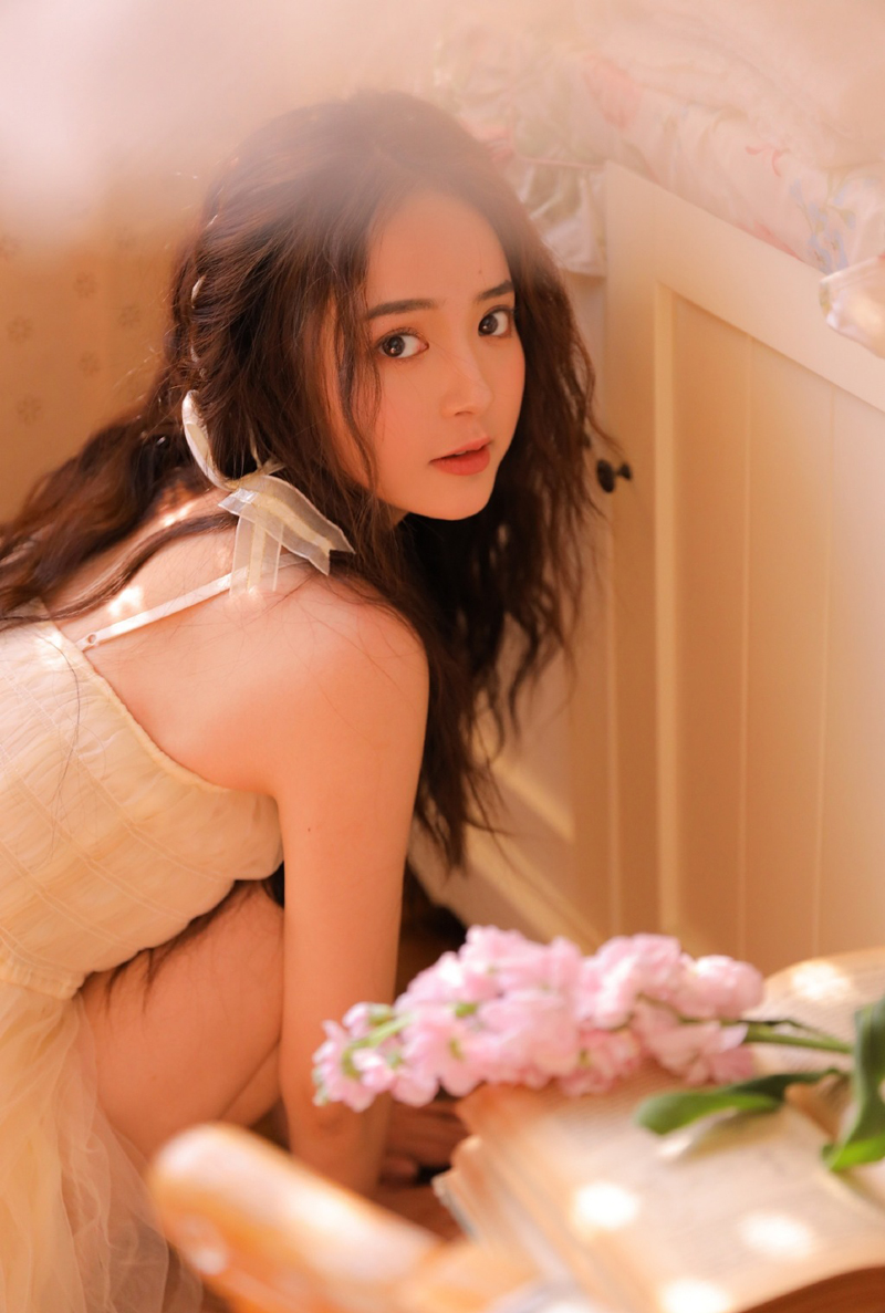 吊带长裙高颜值美女性感迷人写真 6