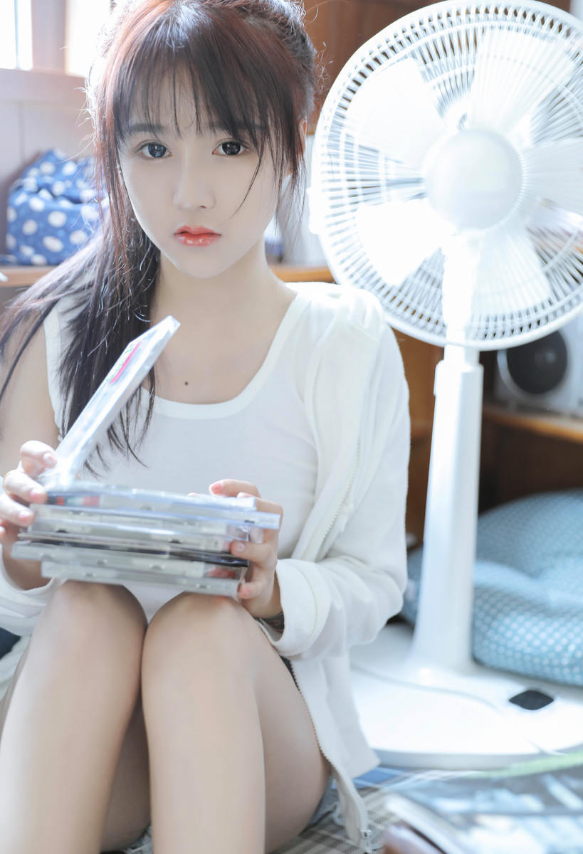 白嫩皮肤清新小美女性感美腿诱惑写真 3