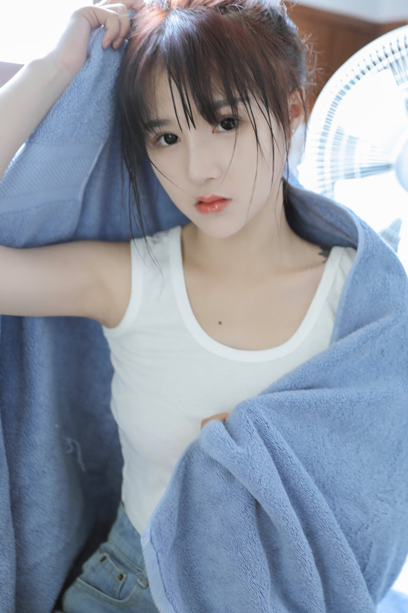 白嫩皮肤清新小美女性感美腿诱惑写真 4
